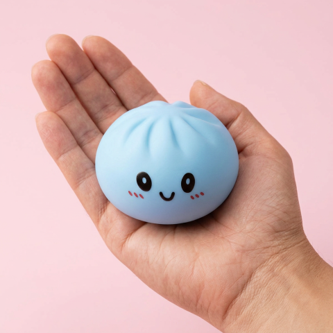 Dumpling Squishy Ozeanblau in der Hand gehalten, echte Größe