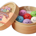 Boxen & Sets — Squishy Dumpling in seiner Bambusoptik-Dämpfkörbchen-Box