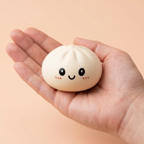 Dumpling Squishy Collection Regenbogen 6er-Set in der Hand gehalten, echte Größe