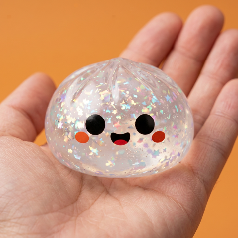 Squishy Dumpling Geist Halloween Glitter in der Hand gehalten, echte Größe