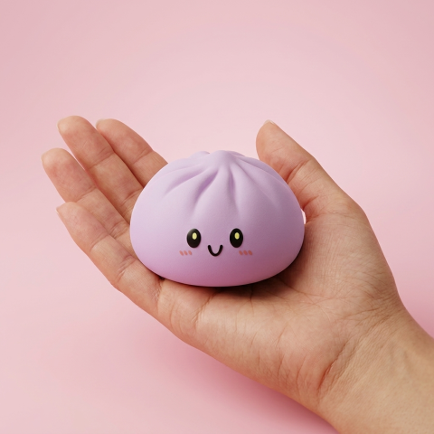 Dumpling Squishy Magenta-Grau mit Bambuskorb in der Hand gehalten, echte Größe