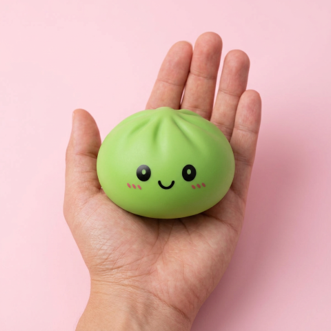 Dumpling Squishy Matcha Grün mit Bambuskörbchen in der Hand gehalten, echte Größe