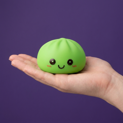 Dumpling Squishy Nachtlicht Grün Leuchtend in der Hand gehalten, echte Größe