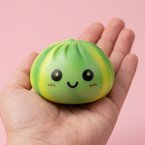 Tie Dye Dumpling Squishy Grün-Wirbel in der Hand gehalten, echte Größe