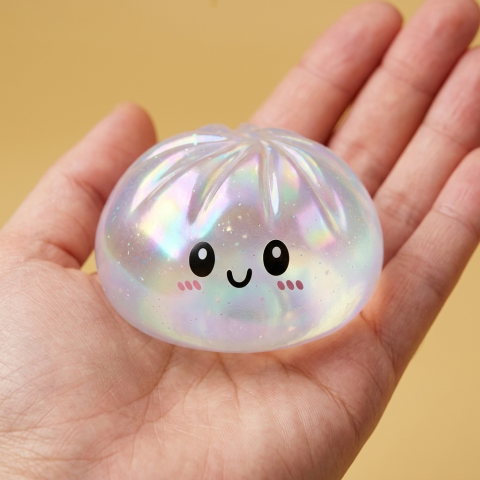 Dumpling Squishy Holographique Regenbogenschimmer in der Hand gehalten, echte Größe