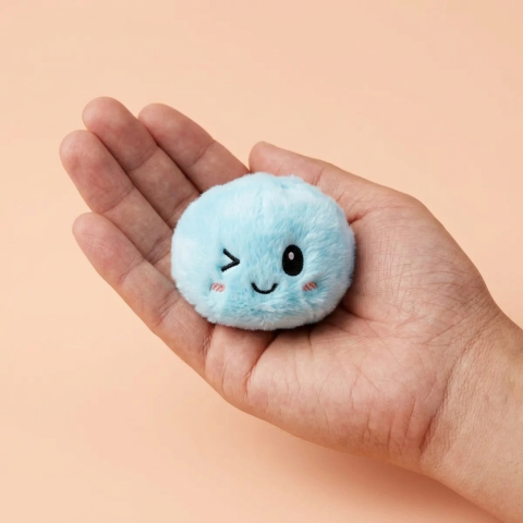 Dumpling Squishy Schlüsselanhänger 6er Mystery-Set in der Hand gehalten, echte Größe