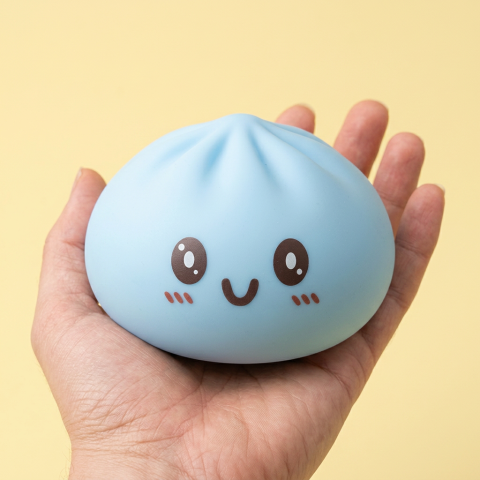 Squishy Dumpling Blue Giant Jumbo in der Hand gehalten, echte Größe