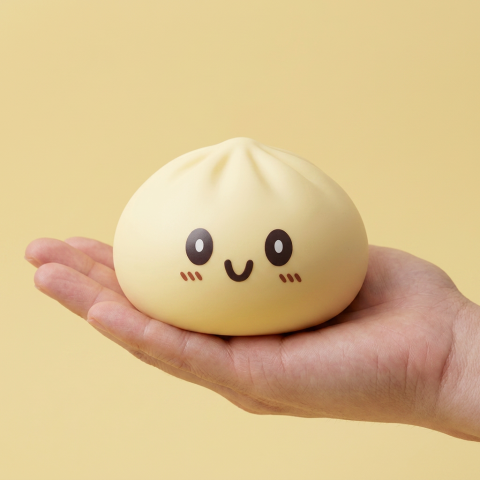 Squishy Dumpling Gelb Gigant XXL in der Hand gehalten, echte Größe