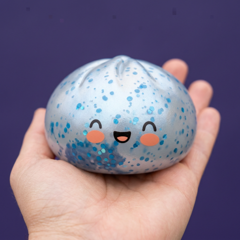 Dumpling Squishy Eisblau Sparkle in der Hand gehalten, echte Größe