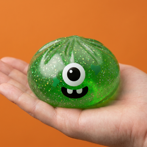 Squishy Dumpling Monster Halloween Glitter Grün in der Hand gehalten, echte Größe