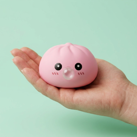 Dumpling Squishy Rosa Flauschwolke in der Hand gehalten, echte Größe