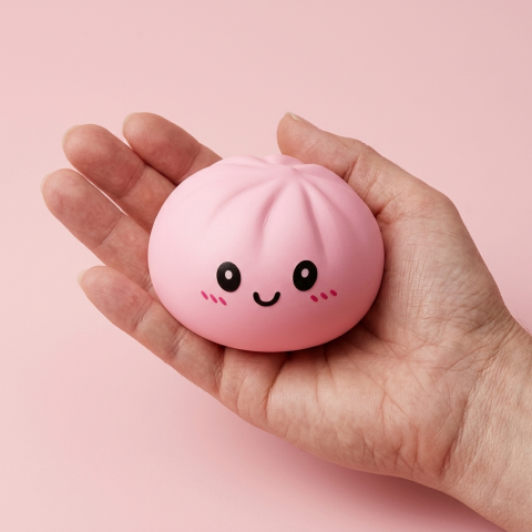 Pink Squishy Dumpling Blütenzart in der Hand gehalten, echte Größe