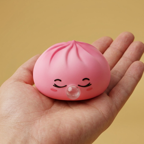 Dumpling Squishy Rosa Rare Blow mit Bambuskörbchen in der Hand gehalten, echte Größe