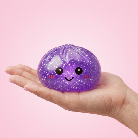 Glitter Dumpling Squishy Violett Traum in der Hand gehalten, echte Größe