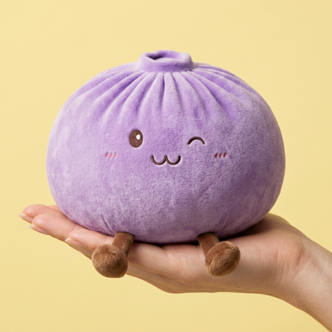Dumpling Squishy Violett XXL – Riesiger Kuschel-Bao in der Hand gehalten, echte Größe