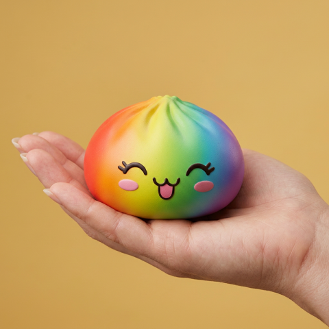 Rare Dumpling Squishy Regenbogen Bunt in der Hand gehalten, echte Größe