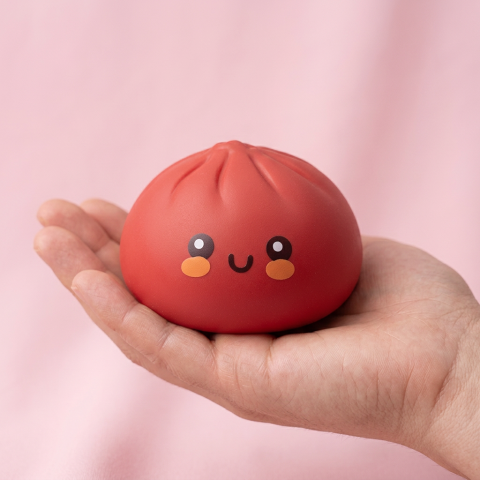 Dumpling Squishy Rot Fluffy in der Hand gehalten, echte Größe