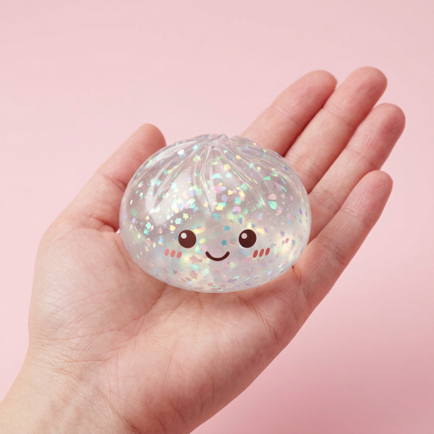Glitter Dumpling Squishy Silber Metallic in der Hand gehalten, echte Größe