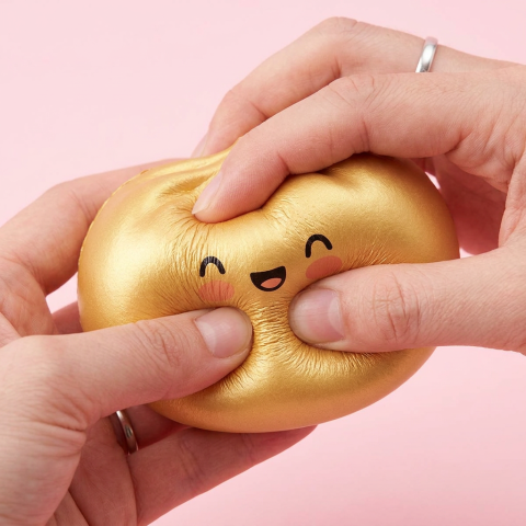 Dumpling Squishy Lucky Gold – Slow Rise Bun — slow-rise Effekt, der Schaum federt langsam zurück