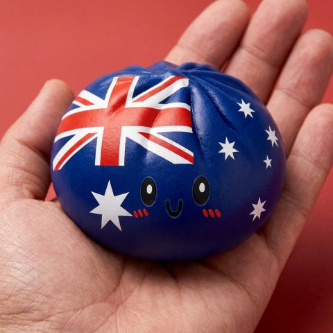 Flag Squishy Dumpling Australien in der Hand gehalten, echte Größe
