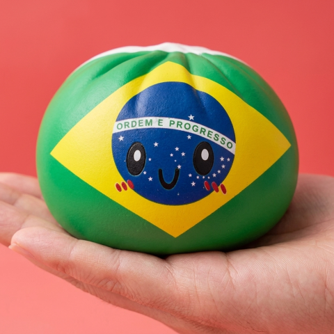 Dumpling Squishy Flag Brasilien in der Hand gehalten, echte Größe