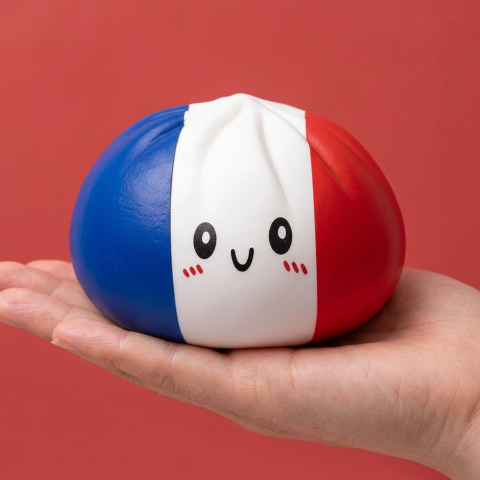 France Flag Squishy Dumpling Trikolore in der Hand gehalten, echte Größe