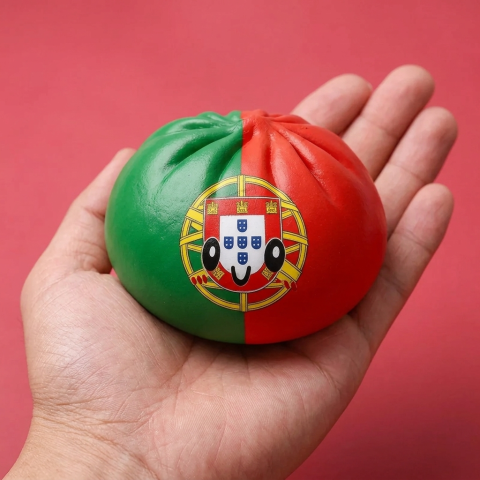 Squishy Dumpling Portugal – Flagge zum Drücken in der Hand gehalten, echte Größe