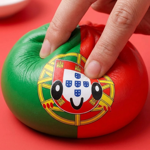 Squishy Dumpling Portugal – Flagge zum Drücken — slow-rise Effekt, der Schaum federt langsam zurück