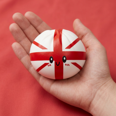 Flag Squishy Toy Dumpling Großbritannien in der Hand gehalten, echte Größe