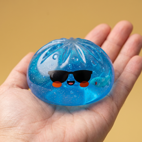 Dumpling Squishy Sonnenbrille Chill in der Hand gehalten, echte Größe