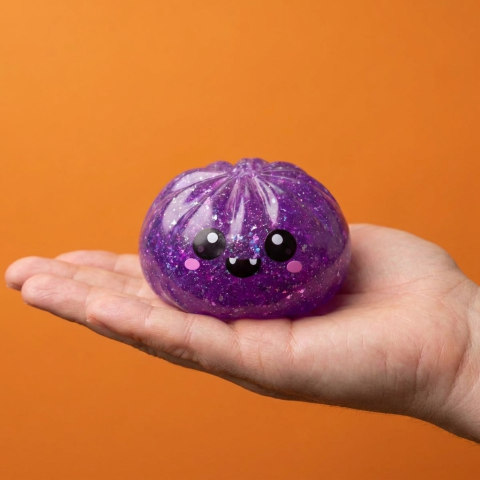 Dumpling Squishy Vampire Halloween Glitter in der Hand gehalten, echte Größe