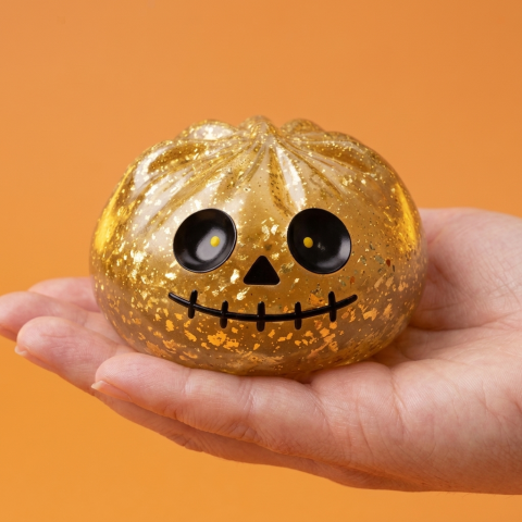 Dumpling Squishy Zombie Halloween Glitter Gold in der Hand gehalten, echte Größe