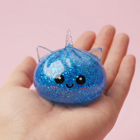 Dumpling Squishy Einhorn Glitter Blau in der Hand gehalten, echte Größe