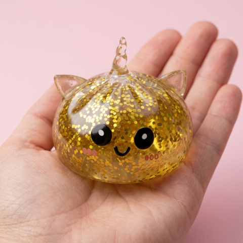 Einhorn Glitter Dumpling Squishy Gold in der Hand gehalten, echte Größe