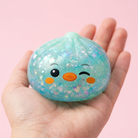 Dumpling Squishy Pinguin Mintgrün Frost in der Hand gehalten, echte Größe