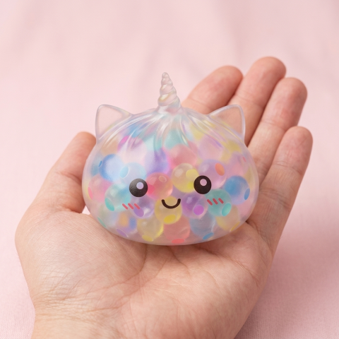 Squishy Dumpling Einhorn Bubble Pastell Multicolor in der Hand gehalten, echte Größe