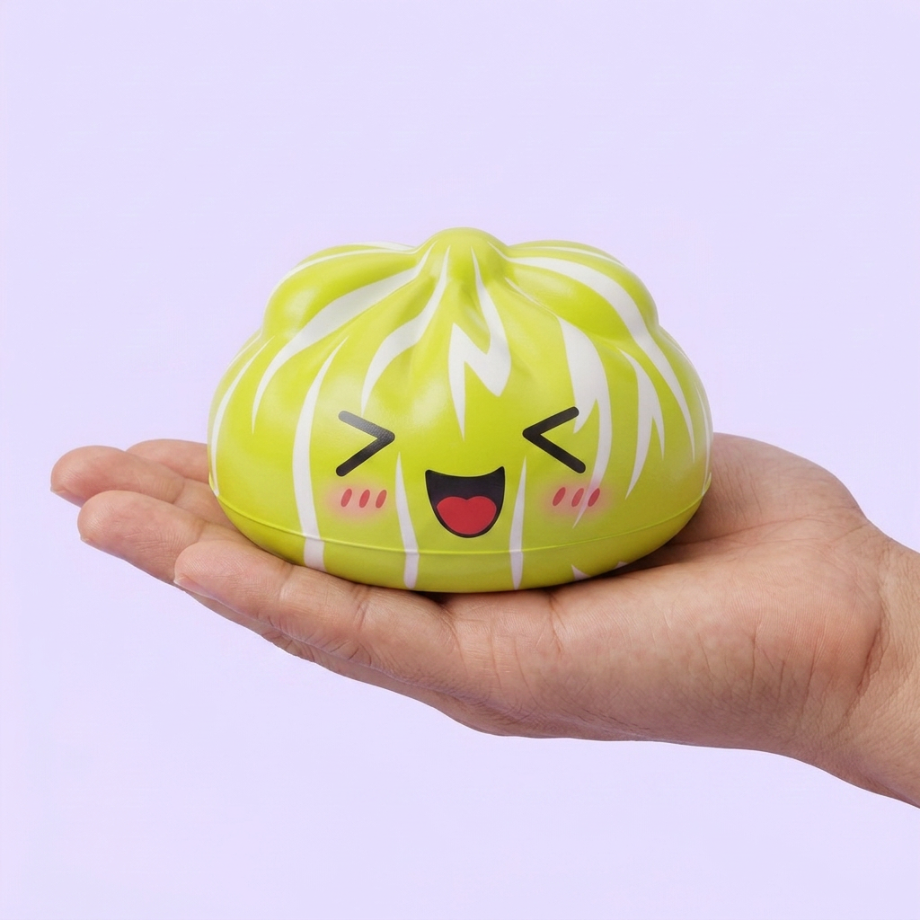 Squishy Dumpling Mystery Happy Faces Box in der Hand gehalten, echte Größe