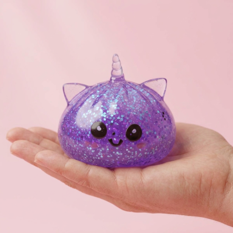 Dumpling Squishy Einhorn Glitter Violett in der Hand gehalten, echte Größe