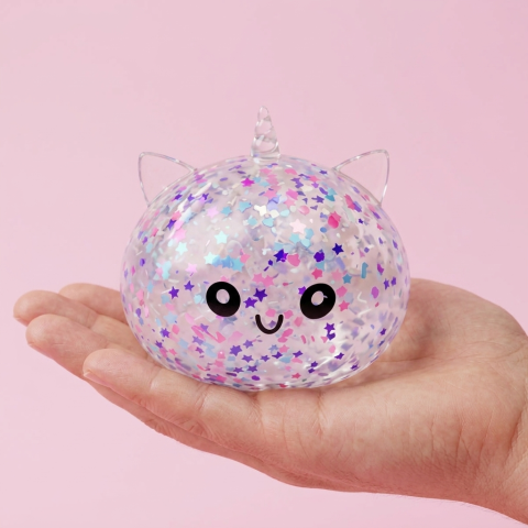 Dumpling Squishy Einhorn Sparkle Weiß in der Hand gehalten, echte Größe