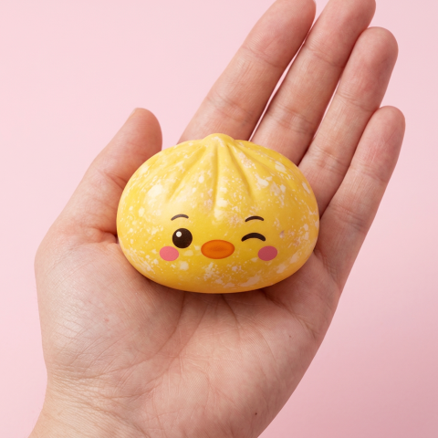 Dumpling Squishy Pinguin Buttergelb in der Hand gehalten, echte Größe