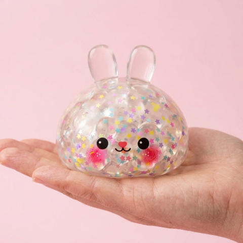 Dumpling Squishy Hase Bubble in der Hand gehalten, echte Größe