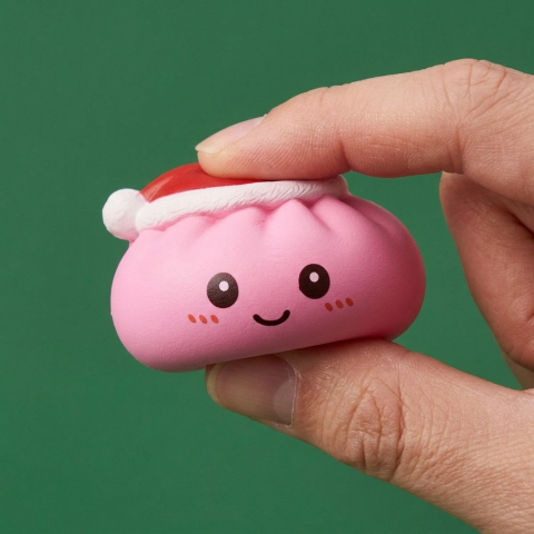 Dumpling Squishy Weihnachtsmütze 4er-Set beim Drücken, weiches Material