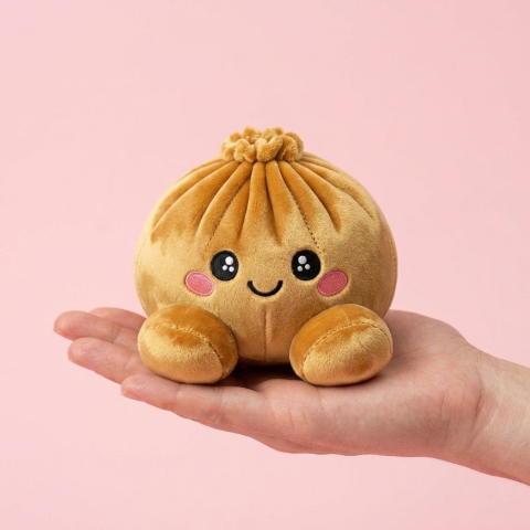 Squishy Dumpling Gold Royal in der Hand gehalten, echte Größe