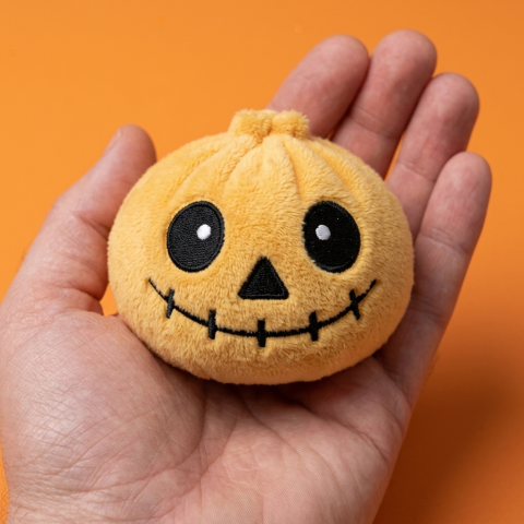 Skeleton Dumpling Squishy Halloween Grinsend in der Hand gehalten, echte Größe