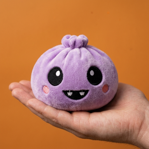 Squishy Dumpling Vampire Halloween Samt-Plüsch in der Hand gehalten, echte Größe