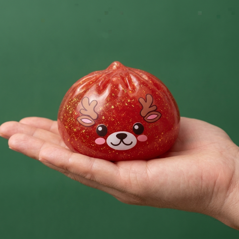 Dumpling Squishy Rentier Rot Glitter in der Hand gehalten, echte Größe