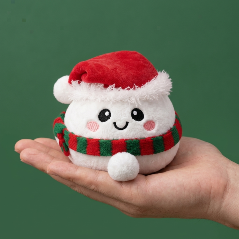 Squishy Dumpling Schneemann Plüsch in der Hand gehalten, echte Größe