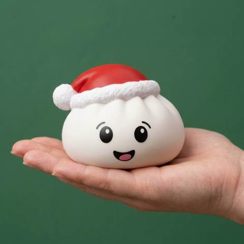 Squishy Dumpling Christmas Hat Weiß in der Hand gehalten, echte Größe